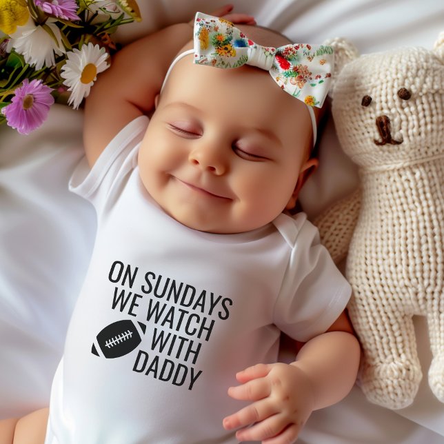 Body Para Bebê Nos Domingos, Assistimos Ao Futebol Com Pai (Cute On Sundays We Watch Football With Daddy Baby Bodysuit)