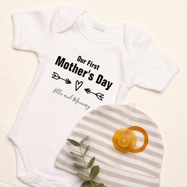 Body Para Bebê Nosso Primeiro Dia das Mães Personalizado (Our First Mother's Day Personalized Baby Bodysuit)