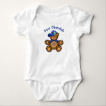 Body Para Bebê O primeiro Chanukah do bebê<br><div class="desc">Compre este urso de ursinho pequeno bonito com dreidels em seu boné e em uma estrela judaica em sua barriga para comemorar o primeiro Chanukah de uma criança</div>