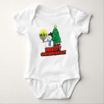 Body Para Bebê O primeiro Chrismukkah Snowman a segurar Menorah<br><div class="desc">O primeiro texto de Chrismukkah do bebê em fonte divertida na parte de trás, com a Feliz divertida Chrismukkah na frente com um boneco de neve segurando um menorá na frente de uma árvore de Natal. Seu bebê pode desejar a todos uma Feliz de Chrismukkah neste lindo terno de bebê!...</div>