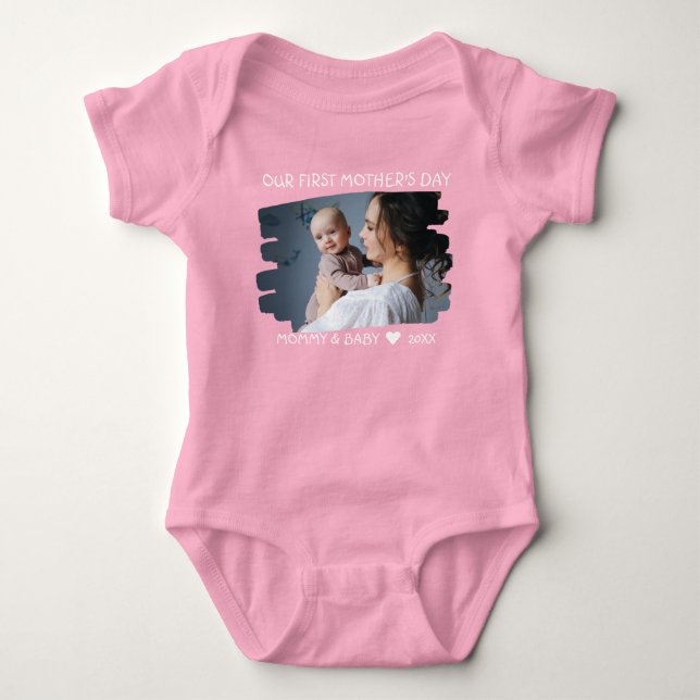 Body Para Bebê Our First Mother's Day New Mom And Baby Photo Pink (Frente)