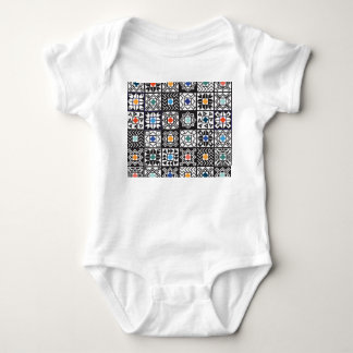 Body Para Bebê Patchwork Maori: Design de tapete étnico.