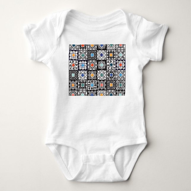 Body Para Bebê Patchwork Maori: Design de tapete étnico. (Frente)
