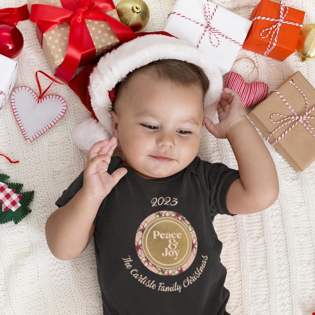Body Para Bebê Paz e alegria Nome Dourado da Família Rosa Natal (Peace & Joy Pink Gold Family Name Christmas Toddler T-shirt with Light-Colored Text for Dark Shirts.)