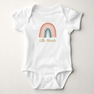 Body Para Bebê Pequeno Milagre Fofo Boho Aquarela Arco-íris Coral