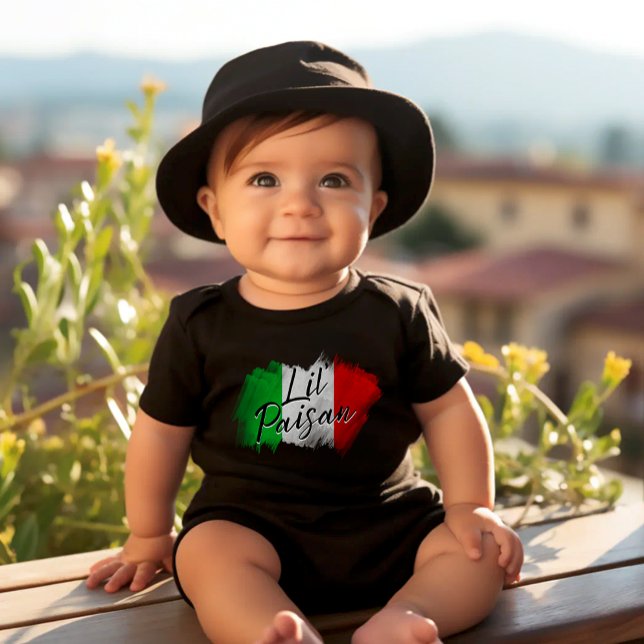 Body Para Bebê Pequeno Paisan Bebê Italiano Engraçado Preto (baby bodysuit with a waving Italian flag brushstroke design and the word ‘Paisan’ in playful letters)