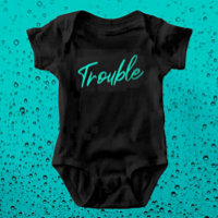 Pequeno Problema – Bodysuit de Bebê Script Azul Tu