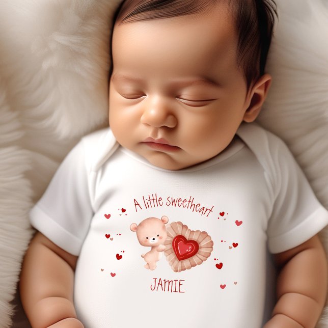 Body Para Bebê Pequenos Namorados Doces Nome do Urso Bebê (Little Sweetheart Valentines Baby Bear Name Baby Bodysuit)