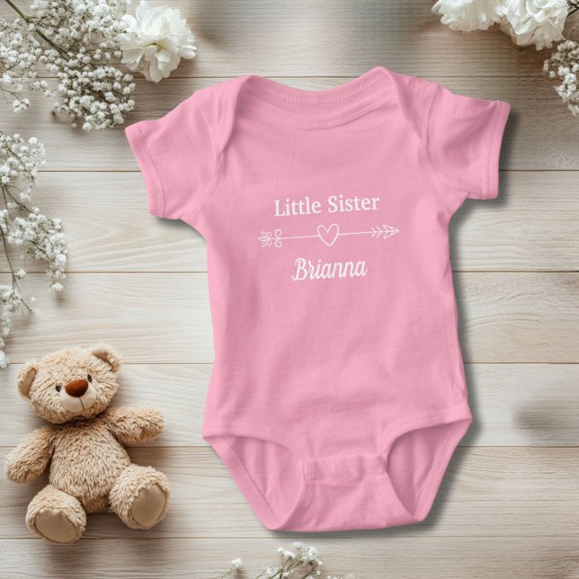 Body Para Bebê Pink Little Sister Arrow com Heart Boho Baby Girl (Little Sister Personalized Baby Body Suit. A gift for the new little sister)