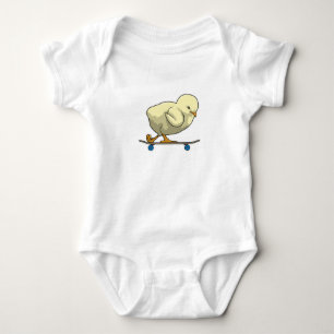 Body Para Bebê Pintinho como skater com skateboard