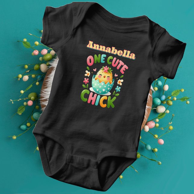 Body Para Bebê Pintinho em Ovo, cercado por flores, personalizado (One Cute Chick Baby Bird with Hearts and Petals Baby Bodysuit in Black)