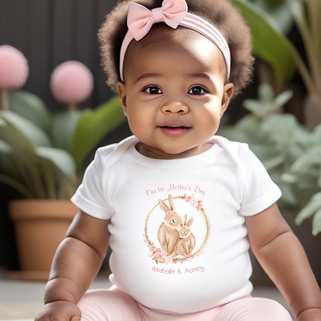 Body Para Bebê Primeiro Dia de as mães, Coelhinha Rosa (First Mother's Day Cute Bunny Pink Girl Name Baby Bodysuit)