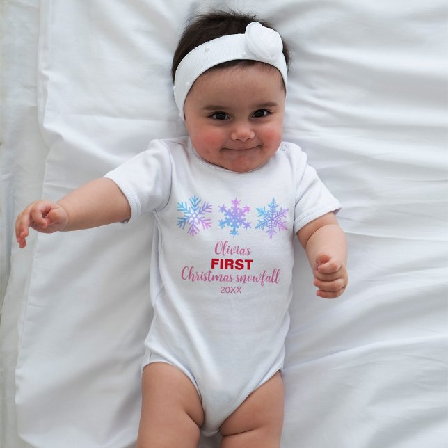 Body Para Bebê Primeiro Natal Cama de Neve Nome Personalizado Ano (First Christmas Snowfall Custom Name Year Girl Baby Bodysuit)
