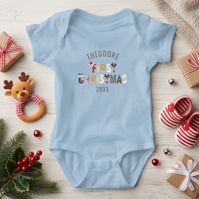 Body Para Bebê Primeiro Nome de Natal Bodysuit de Cartas Festivas (First Christmas Boy Name Festive Baby Bodysuit. Just add a name and year)