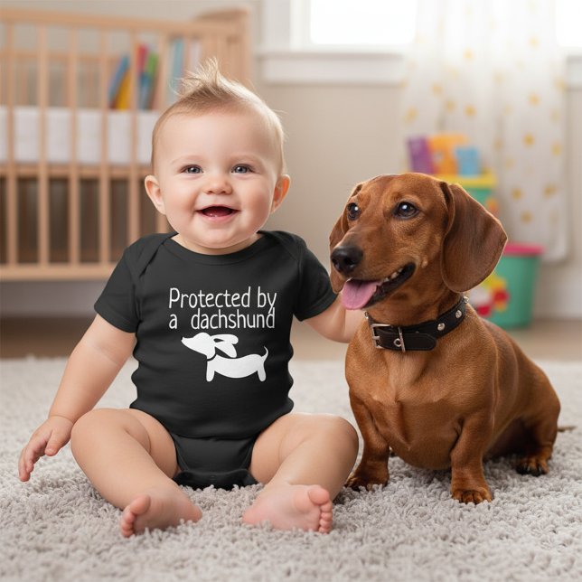 Body Para Bebê Protegido pelo ponto morto do género do (Funny Dachshund newborn baby outfit - Protected by a dachshund - great baby shower gift)