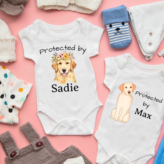 Body Para Bebê Protegido pelo Retriever de Ouros Sadie (Nome) (Protected by...Baby Bodysuit Collection)