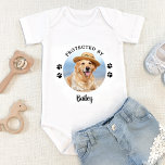 Body Para Bebê Protegido por Foto Personalizada de Cão<br><div class="desc">Protegido por, segurança de cães! Avise a todos sobre seu melhor cão e seu novo cão guarda no acolhimento de seu novo bebê com essas lindas roupas de bebê de cachorro. "Protegido por... seu nome de cachorro" com impressão por pata. Um presente perfeito de chá de fraldas para uma mãe...</div>