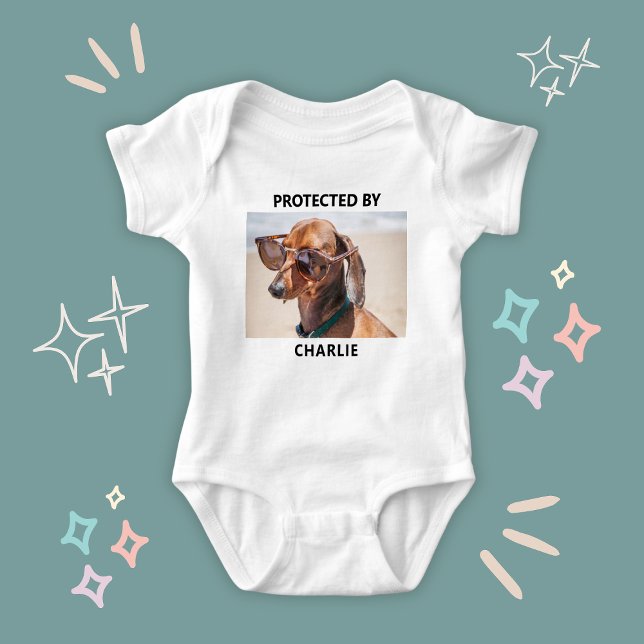 Body Para Bebê Protegido Por Foto Pet Dachshund Personalizada (Protected By Dachshund Pet Photo Personalized Baby Bodysuit
)