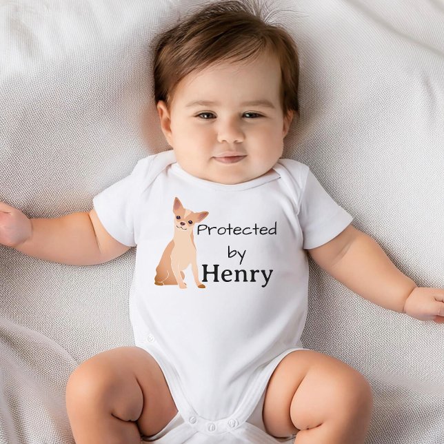 Body Para Bebê Protegido por Henry (Nome) Chihuahua (Protected By Henry (Name) Chihuahua Baby Bodysuit)