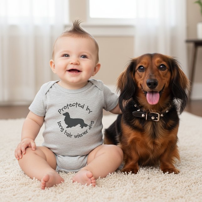 Body Para Bebê Protegido por um Conjunto de Bebê de Cachorro Vien (Protected by a Long hair wiener dog - funny newborn baby outfit for baby shower gifts   )