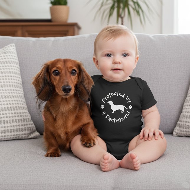Body Para Bebê Protegido por um Dachshund - Doxie Baby Outfit (Protected by a dachshund - funny baby shower doxie gift)