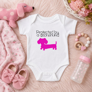 Body Para Bebê Protegido por um Dachshund (rosa)
