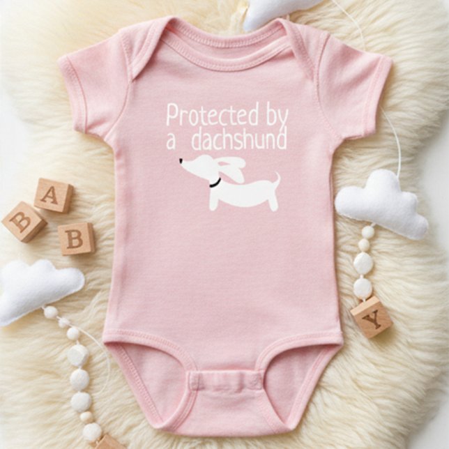 Body Para Bebê Protegido por um terno para bebês Dachshund (Protected by a dachshund for a baby gift)