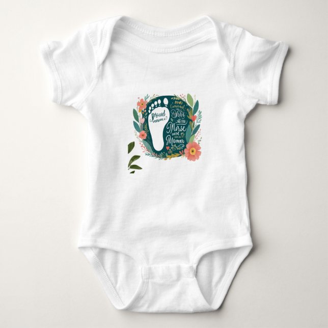 Body Para Bebê Proud Nurse Mama – Floral Baby Footprint Design (Frente)