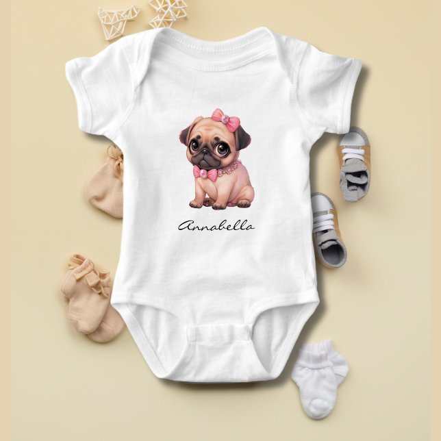 Body Para Bebê Pug Puppy Com Ilustração De Arco Rosa Nome Persona (Pug Puppy With Pink Bow Illustration Custom Name - Adorable Dog Lover Baby Apparel)