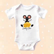 Rato pequeno com queijo