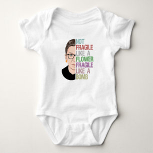 Body Para Bebê RBG Ruth Bader Ginsburg frágil como uma flor
