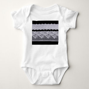 Body Para Bebê rendas brancas ornamentais, fundo preto isolado.