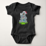 Body Para Bebê Rhino Christmas Santa hat<br><div class="desc">Este design é o presente perfeito para um aniversário,  Natal e outras celebrações. É adequado para mulheres,  homens e crianças.</div>