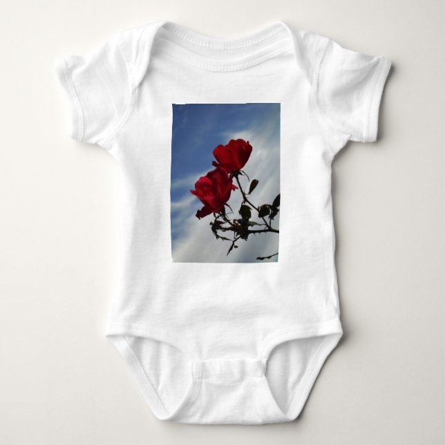 Body Para Bebê Rosas vermelhas contra o céu azul brilhante (Frente)