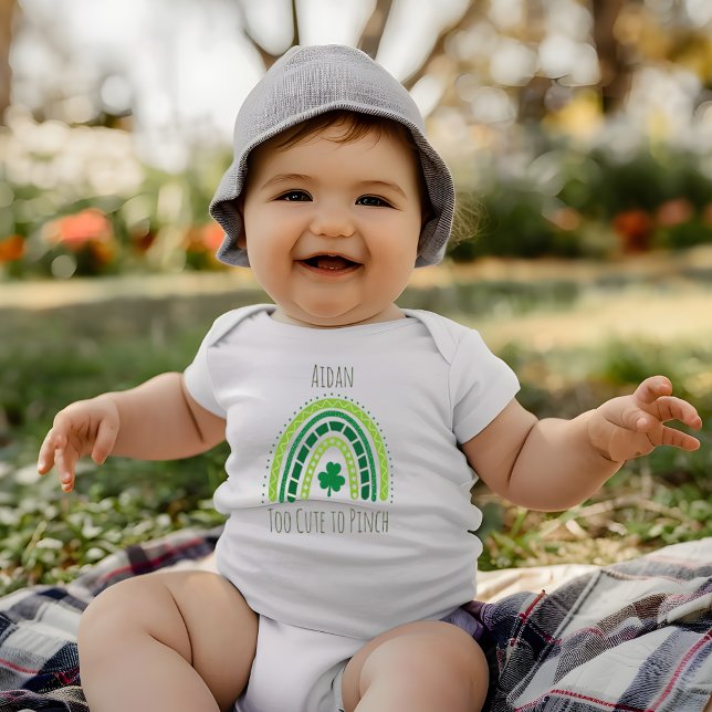 Body Para Bebê Rua, o Arco-Íris do Patrick | Rock Whimsical Feliz (St. Patrick's Rainbow | Happy Whimsical Shamrock Baby Bodysuit)