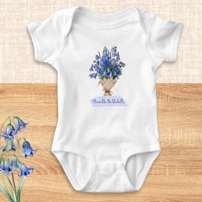 Body Para Bebê Sangue Como Os Bluebells Bonito Flores Azuis (A cute baby bodysuit with bluebells picture and 'Bloom like the bluebells' wording)