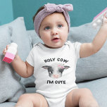 Body Para Bebê Santa vaca, eu sou uma garota bonita, macacão<br><div class="desc">O traje de uma garota bonita para bebê recém-nascido com a ilustração aquosa de uma vaca bebê fofa com uma flor rosa. O texto diz "vaca sagrada,  sou fofo."</div>
