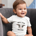 Body Para Bebê Santa vaca, sou um menino bonito<br><div class="desc">Traje para recém-nascido,  de menino bonito,  com a ilustração aquática de uma vaca bebê fofa. O texto diz "vaca sagrada. Eu sou fofo."</div>