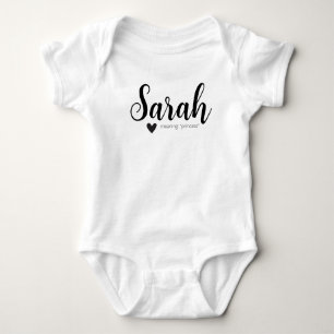 Body Para Bebê Sarah Name Reveal Significa Script Moderno Mínimo