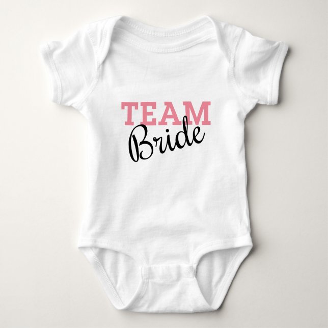 Body Para Bebê Script Cor-de-rosa do Team Bride (Frente)
