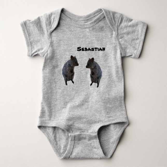 Body Para Bebê Sebastian Name Com 2 Aussie Quokka, Baby Bodycase (Frente)