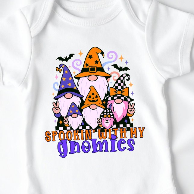 Body Para Bebê "Spookin" Com Meus Gnomos: Amigos do Dia das Bruxa (Get festive with spookin' with my gnomies — a Halloween friends design full of humor and charm.)