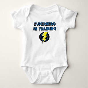 Body Para Bebê Super-herói no treinamento