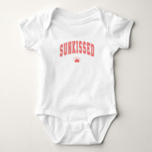 Body Para Bebê Tipografia de Verão Universitária Sunkissed