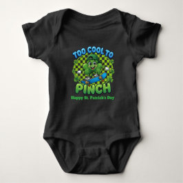 Body Para Bebê Too Cool to Pinch Skateboard Shamrock St. Patricks