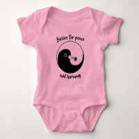 Traje de bebê Yin Yang pombas de paz