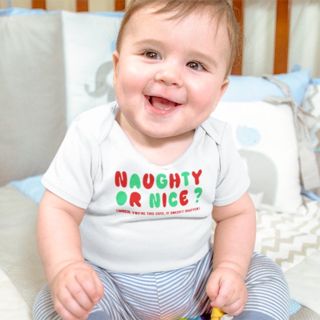Body Para Bebê Travesso ou Bonzinho Festivo Divertido Natal (Naughty or Nice Holiday Festive Funny Christmas Baby Bodysuit)