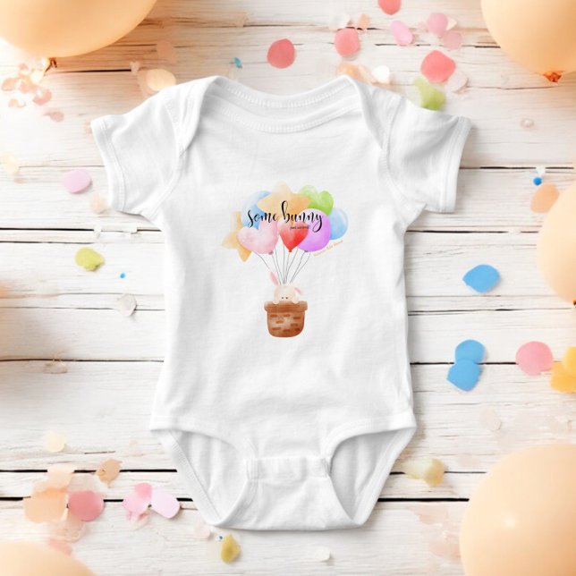 Body Para Bebê Um coelho acabou de chegar aos balões do arco-íris (Criador carregado)