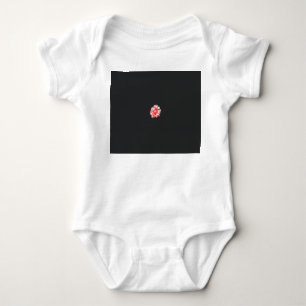 Body Para Bebê um desenho de uma flor vermelha em um fundo branco