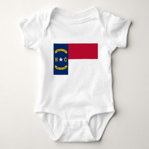 Body Para Bebê Um traje de bebê patriótico com bandeira da Caro